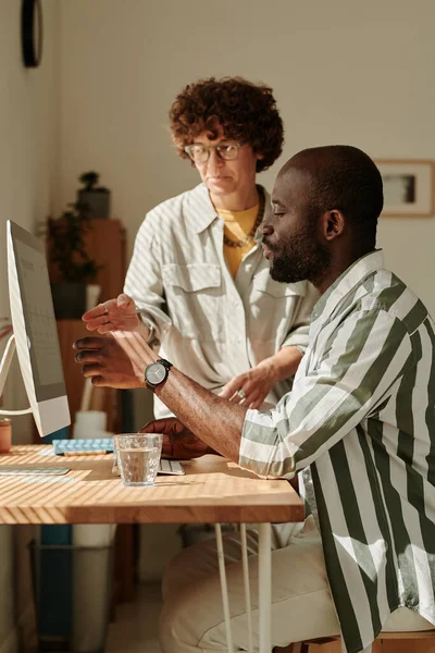 Multiethnic Business Couple Pointing Computer Monitor Table Discussing Presentation Together — Stock Photo, Image