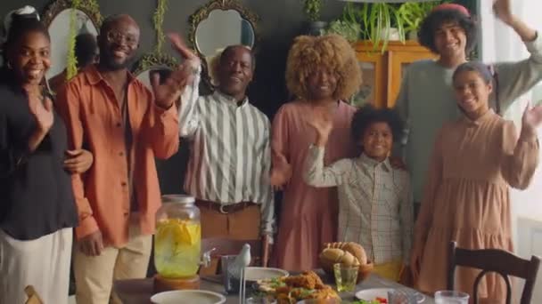 Ritratto Gruppo Felice Grande Famiglia Afroamericana Sorridente Agitando Sulla Macchina — Video Stock