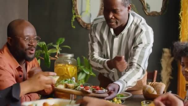 Accogliente Uomo Afroamericano Che Offre Bruschette Agli Ospiti Cena Casa — Video Stock