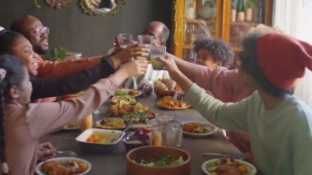 Grande Famiglia Afroamericana Bicchieri Tintinnanti Toast Bere Limonata Mangiare Pasto — Video Stock
