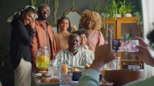 Grande Famille Afro Américaine Souriant Saluant Caméra Maison Dîner Vacances — Video