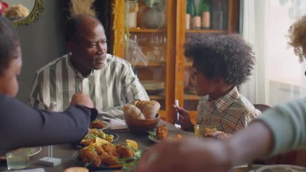 사랑하는 아프리카 미국인 아버지와 집에서 파티에서 이야기하는 — 비디오