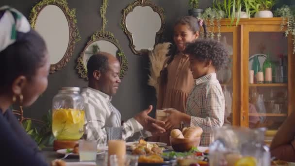 Afrikanska Amerikanska Barn Ger Gåva Till Lycklig Far Och Kramar — Stockvideo