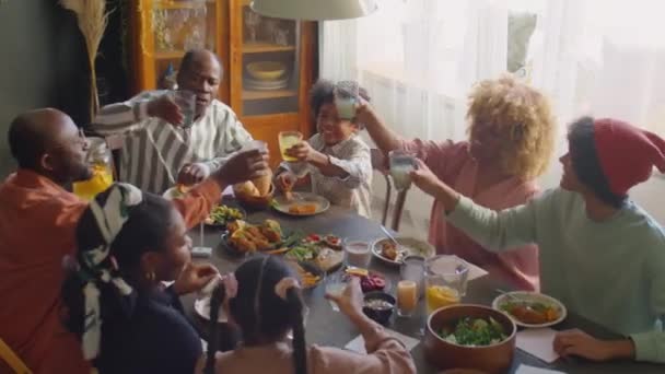 Afro Amerikan Ailesinin Kadeh Tokuşturup Limonata Içerken Evde Bayram Yemeği — Stok video