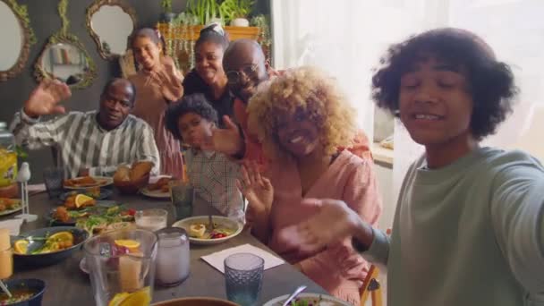 Mutlu Afro Amerikan Aile Portresi Gülümseyen Kameraya Sallayan Tatil Yemeğinde — Stok video