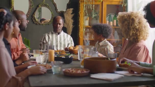 Große Afroamerikanische Familie Hält Händchen Und Betet Mit Geschlossenen Augen — Stockvideo