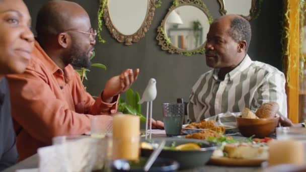 Panning Skott Afroamerikansk Man Talar Med Familjemedlemmar Samtidigt Som Har — Stockvideo