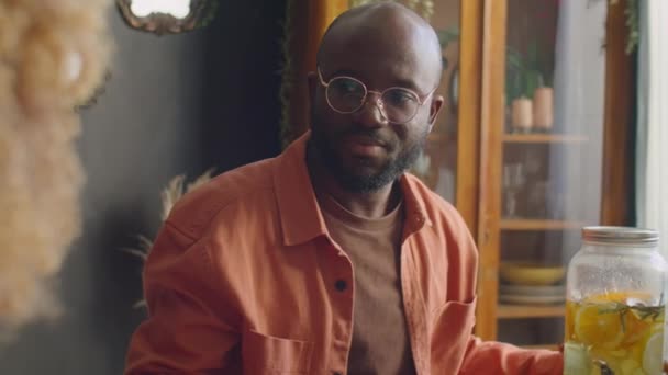 Sobre Ombro Tiro Homem Afro Americano Falando Com Mulher Casa — Vídeo de Stock