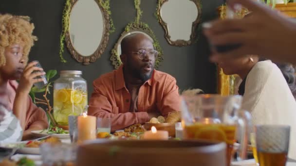 Αφροαμερικανοί Άνδρες Και Γυναίκες Συζητούν Κάτι Ενώ Τρώνε Στο Οικογενειακό — Αρχείο Βίντεο