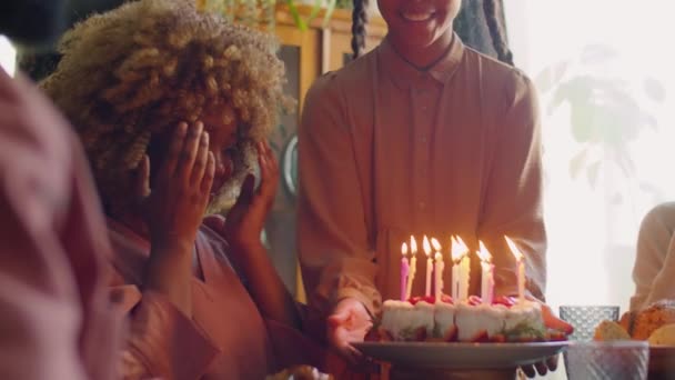 Neşeli Afrikalı Amerikalı Kadın Elleriyle Gözlerini Kapatıyor Sonra Pastaya Mum — Stok video