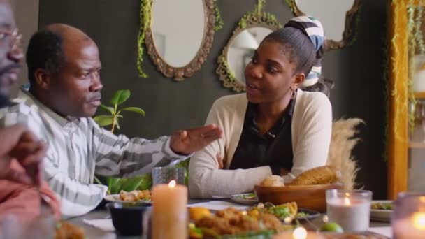 Afro Amerikalı Kadın Erkek Evdeki Bayram Yemeği Partisinde Konuşuyor — Stok video