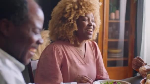 Shoulder Shot Joyous Black Woman Telling Something Laughing Family Friends — Stock Video