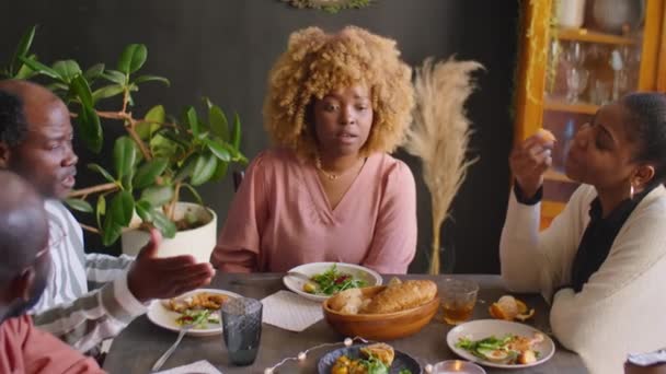 Tilt Shot Young Black Woman Sitting Dinner Table Speaking Family — Stock Video