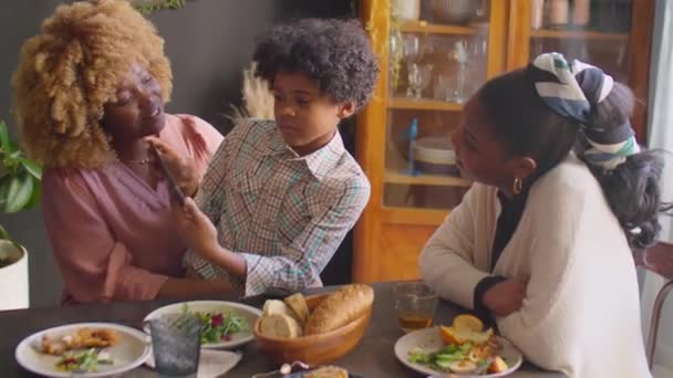 Pequeño Niño Afroamericano Sentado Las Rodillas Madre Alegre Mostrando Algo — Vídeos de Stock