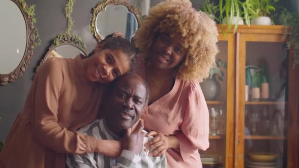 Portret Van Een Gelukkige Afro Amerikaanse Moeder Vader Dochter Samen — Stockvideo