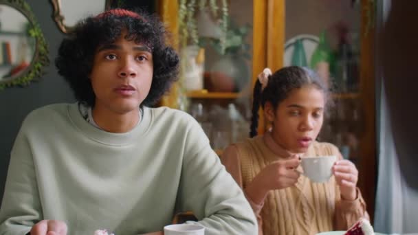Afroamerykanin Nastolatek Jego Młodsza Siostra Jedzą Ciasto Uśmiechając Się Rozmawiając — Wideo stockowe