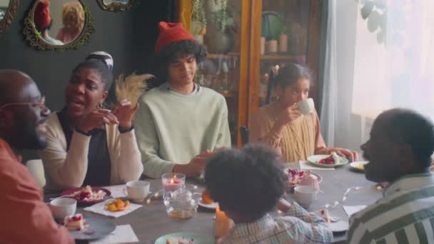 Colpo Angolo Alto Grande Famiglia Afroamericana Mangiare Torta Compleanno Chiacchierare — Video Stock