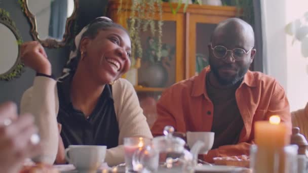 아프리카 미국인 부부가 케이크를 마시고 집에서 식사를 하면서 무엇인가 이야기를 — 비디오