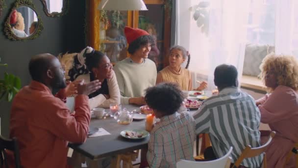 Foto Alto Ángulo Gran Familia Afroamericana Comiendo Comida Hablando Mientras — Vídeos de Stock