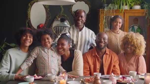 Retrato Grupal Una Gran Familia Afroamericana Felizmente Sonriendo Posando Juntos — Vídeos de Stock
