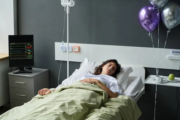 Junge Frau Schläft Auf Krankenhausstation Mit Luftballons — Stockfoto