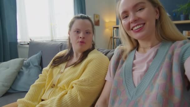 Pov Mladé Veselá Žena Dívka Downovým Syndromem Při Pohledu Kamery — Stock video