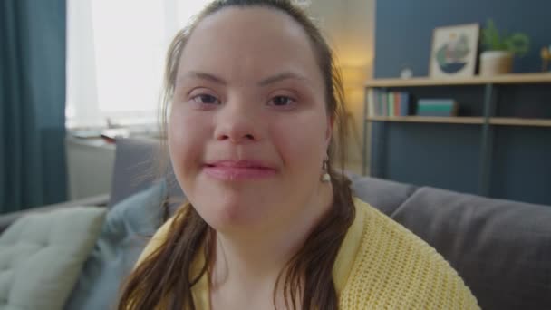 Portrait Fille Joyeuse Avec Syndrome Assis Sur Canapé Maison Posant — Video