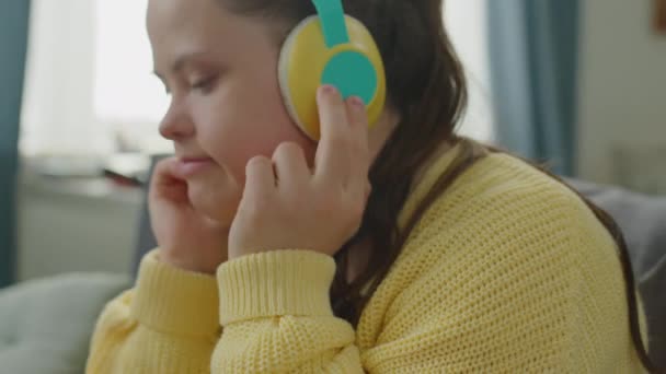 Flicka Med Syndrom Lyssnar Musik Med Trådlösa Hörlurar Njuter Sång — Stockvideo