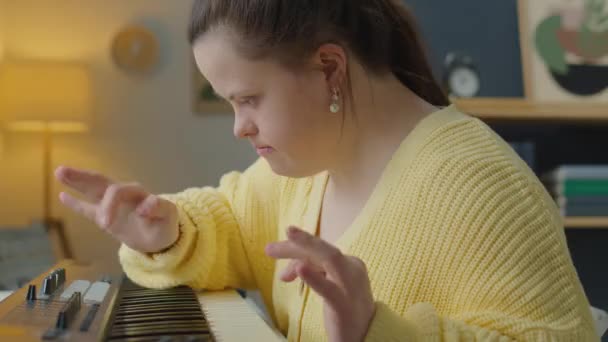 Seitenansicht Eines Mädchens Mit Syndrom Das Hause Sitzt Und Synthesizer — Stockvideo
