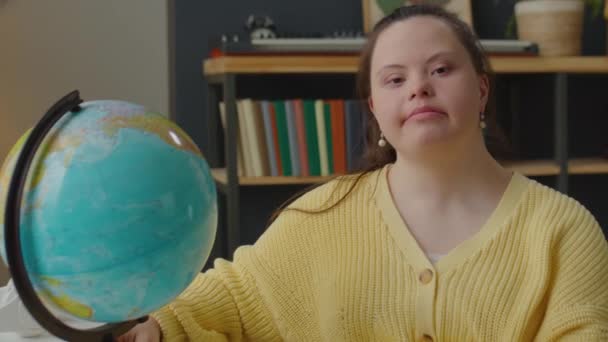 Sendromlu Neşeli Bir Kızın Portresi Evde Oturmuş Kameraya Gülümseyerek Poz — Stok video