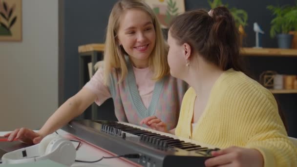 Νεαρή Χαρούμενη Γυναίκα Και Κορίτσι Σύνδρομο Χρησιμοποιώντας Φορητό Υπολογιστή Και — Αρχείο Βίντεο