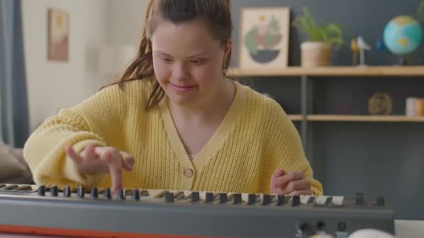 Girl Syndrome Belajar Bagaimana Memainkan Synthesizer Rumah — Stok Video