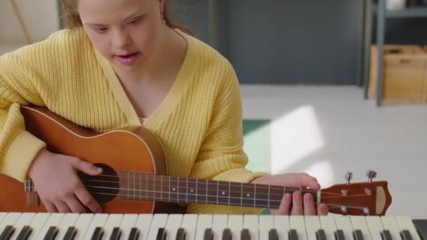 Sendromlu Bir Kızın Evde Gitar Çalıp Şarkı Söylemesi — Stok video