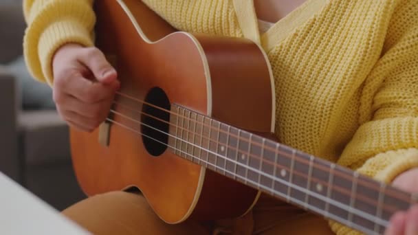 Γείρε Από Κοντά Κορίτσι Σύνδρομο Τραγουδάει Και Παίζει Κιθάρα Στο — Αρχείο Βίντεο