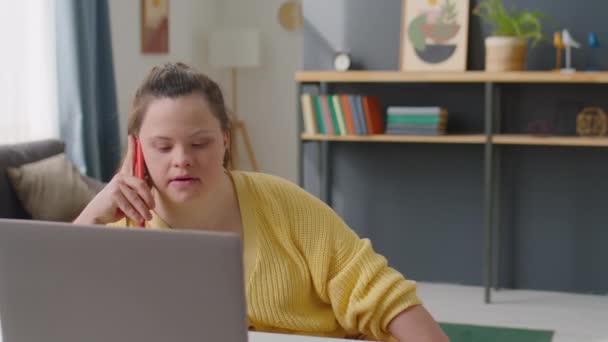 Sendromlu Genç Bir Kadını Masasında Dizüstü Bilgisayarla Oturuyor Uzaktan Çalışırken — Stok video