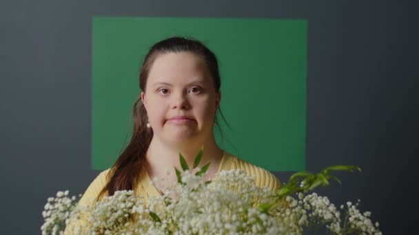 Portrét Hrudník Nahoru Záběr Krásné Dívky Downovým Syndromem Držení Kytice — Stock video