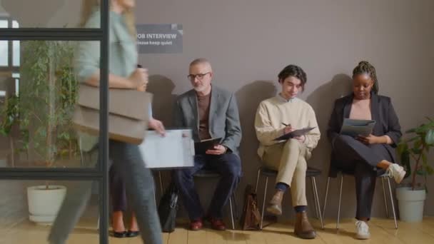 Група Різноманітних Бізнесменів Які Сидять Офісному Коридорі Спілкуються Під Час — стокове відео