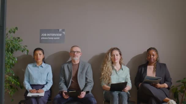 Zoom Group Portrait Multiethnic Job Candidates Sitting Clipboards Office Corridor — Stock Video