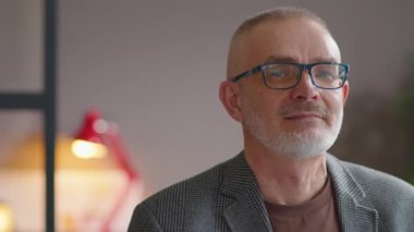 Ofiste kameraya poz veren Kafkas iş adamının göğüs portresi.