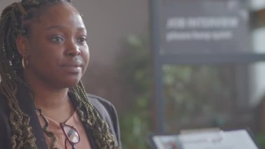 Ofisteki iş görüşmesi sırasında İK yöneticisinin sorularını cevaplayan örgülü genç Afrikalı Amerikalı iş kadınının göğüs görüntülerini göster.