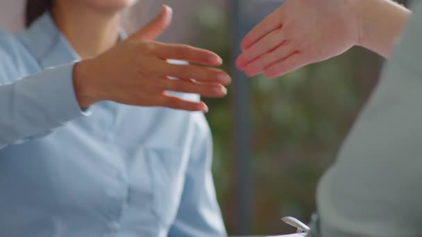 Incline Tiro Mulher Negócios Hispânica Sorrindo Apertando Mãos Com Colega — Vídeo de Stock