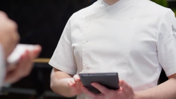 Tilt Shot Chef Masculino Uniforme Usando Tableta Digital Hablando Con — Vídeos de Stock