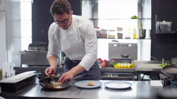 Chef Masculino Profesional Uniforme Preparando Pedidos Cocina Restaurante — Vídeos de Stock