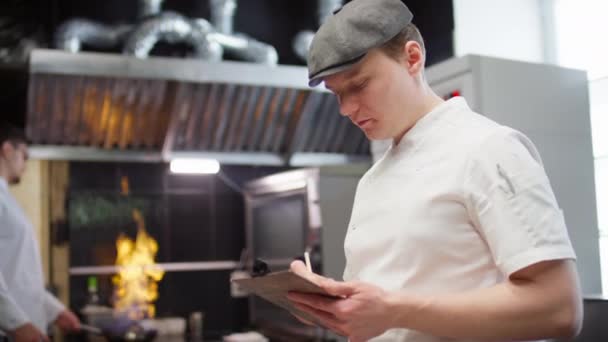Restaurante Chef Cozinha Tomar Notas Área Transferência Como Seu Colega — Vídeo de Stock
