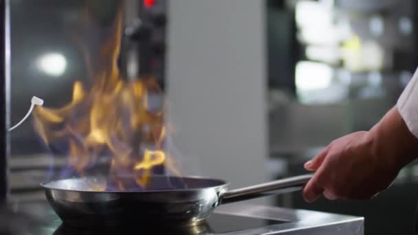 Lento Movimento Close Tiro Chef Restaurante Irreconhecível Usando Isqueiro Para — Vídeo de Stock