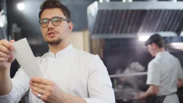 Chef Tomando Ordem Deslizamento Cozinha Restaurante Dando Instruções Para Sous — Vídeo de Stock