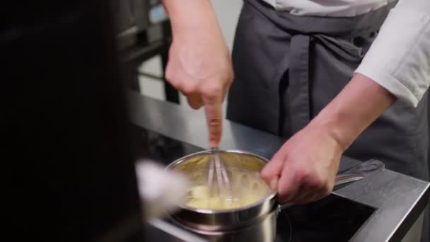 Kippbild Eines Kaukasischen Küchenchefs Mit Schneebesen Und Metallschüssel Beim Kochen — Stockvideo