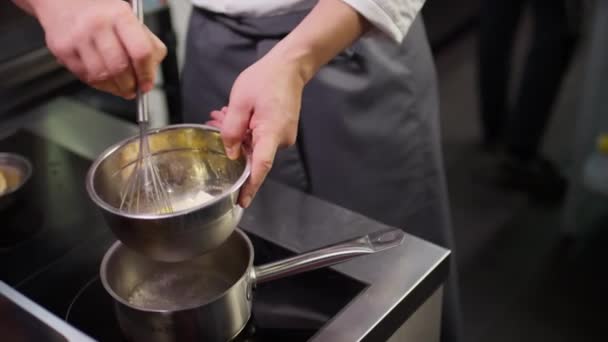 Schnappschuss Eines Professionellen Männlichen Kochs Der Butter Stahlschüssel Mit Schneebesen — Stockvideo
