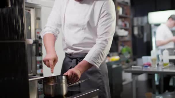 Cuoco Maschio Caucasico Utilizzando Frusta Ciotola Metallo Durante Cottura Del — Video Stock