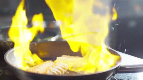 Zbliżenie Strzał Szefa Kuchni Przy Użyciu Zapalniczki Rozpalania Ognia Patelni — Wideo stockowe
